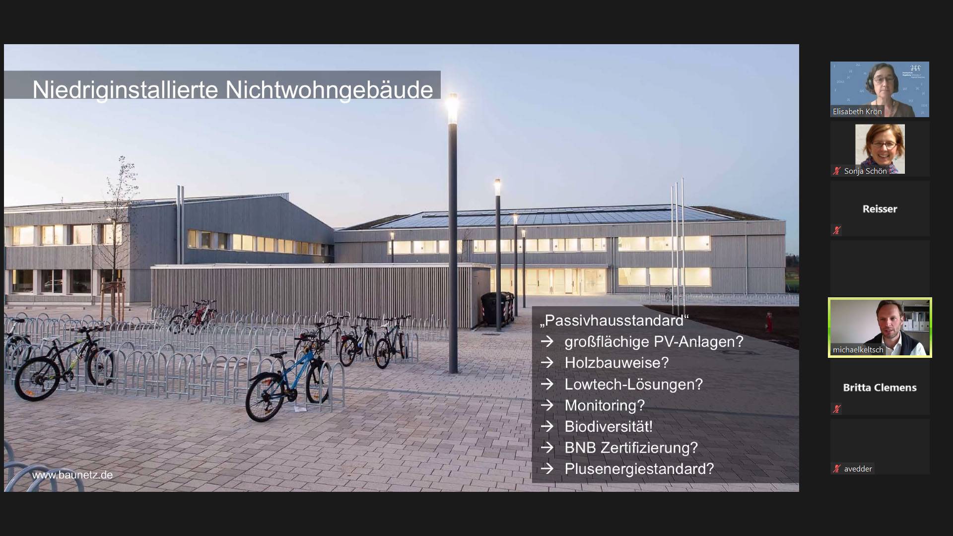 Dr. Michael Keltsch zeigt Beispiele niedriginstallierter Nichtwohngebäude. Screenshot: Sonja Schön.