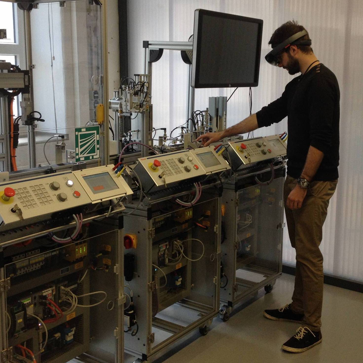 AR-unterstützte Inbetriebnahme des Mechatronik-Trainingssystems in der Lernfabrik.