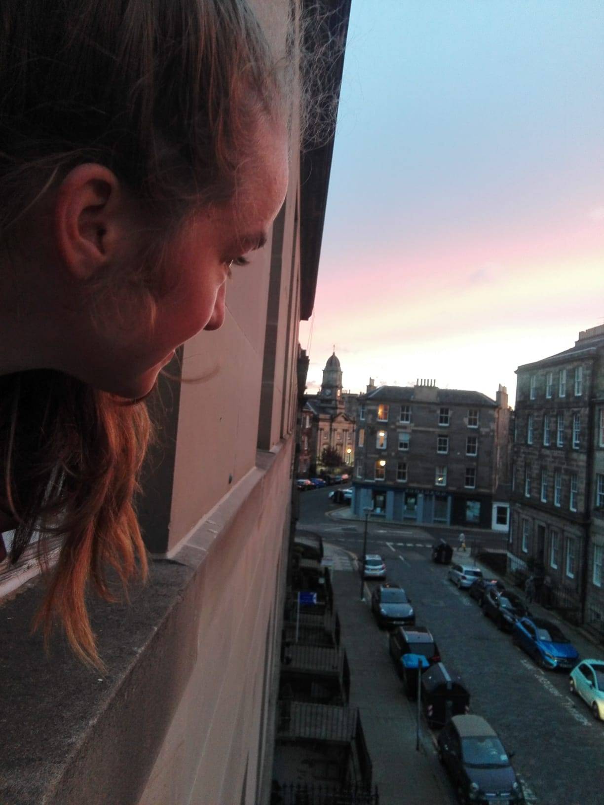 Inga Bruhns blickt aus dem Fenster in Edinburgh.