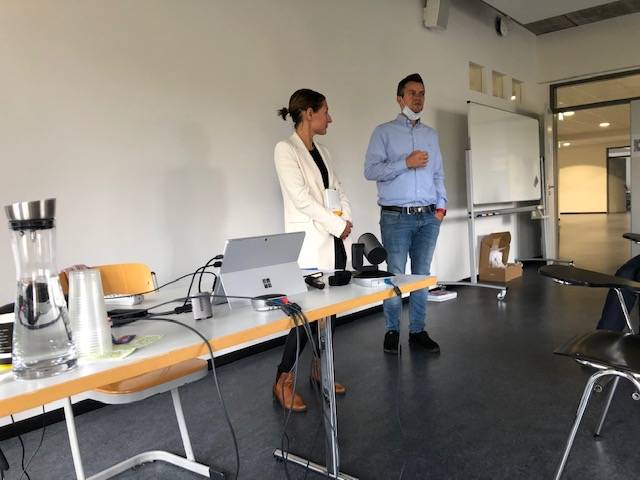 Johanna Büchl (links) und Simon Klein vom Jugendamt Augsburg referieren über Bedarfserfassung und Planungsverantwortung.
