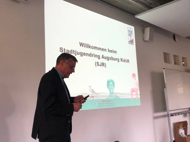 Helmut Jesske, Geschäftsführer des Stadtjugendring Augsburg, erläutert die Organisationsstruktur und Aufgaben der Einrichtung.