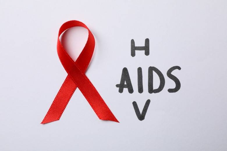 Die Rote Schleife - das weltweite Symbol der Solidarität mit HIV-Infizierten und AIDS-Kranken. © Colourbox
