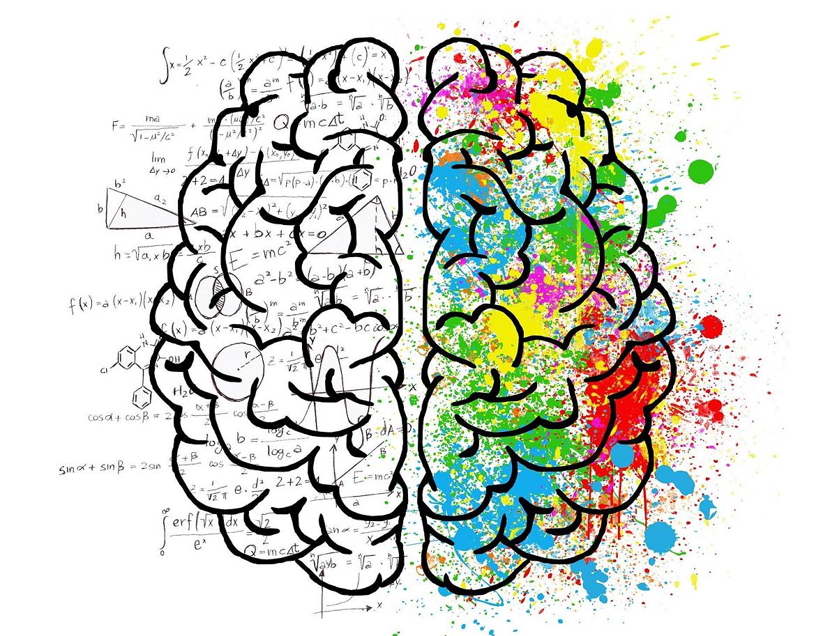 Buntes Gehirn mit vielen Formeln und Infos im Gedächtnis