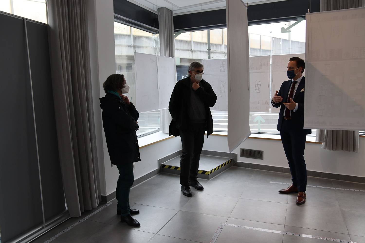 Im Innenraum der Ausstellung: Im Gespräch werden aktuelle Fragestellungen des Wohnungsbaus und der Stadtentwicklung in Augsburg ausgelotet.