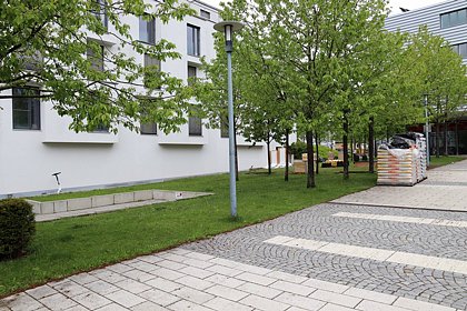 Neben dem HSA_transmitter – dem Innovationsraum der Hochschule Augsburg – an der Haunstetter Straße 27 in Augsburg wird der Urban-Gardening-Demonstrationsgarten aufgebaut.
