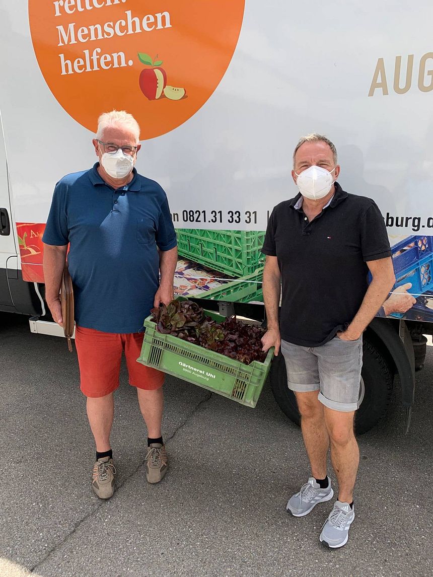 Von der Tafel Augsburg freuen sich Klaus Matthiessen (Vorstandsvorsitzender) und Stephan Dobler (von links) über den erntefrischen Salat aus dem Urban-Gardening-Garten an der Hochschule Augsburg © Martin Uhl