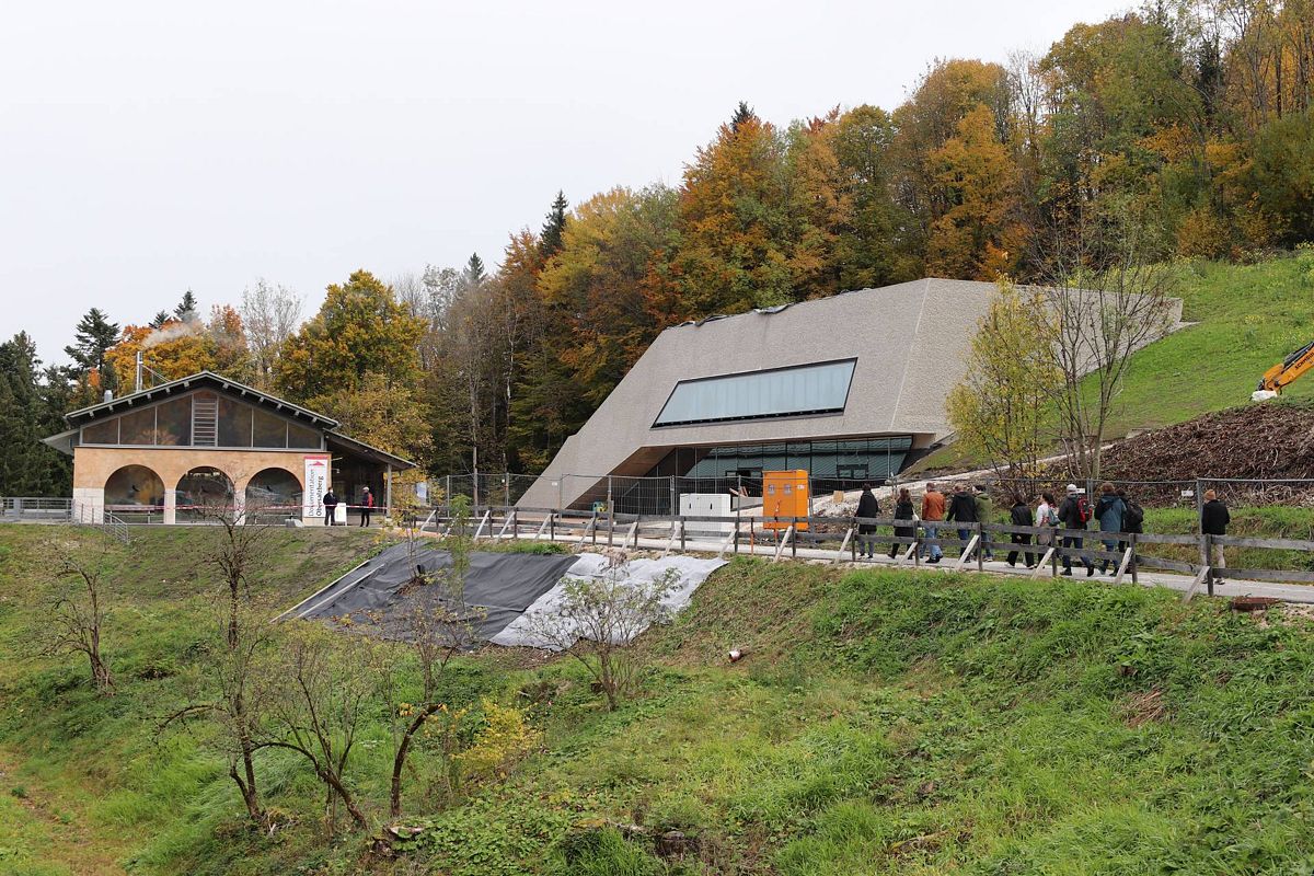 Dokumentation Obersalzberg: Das derzeitige Ausstellungsgebäude (links) und die Baustelle des Erweiterungsbaus
