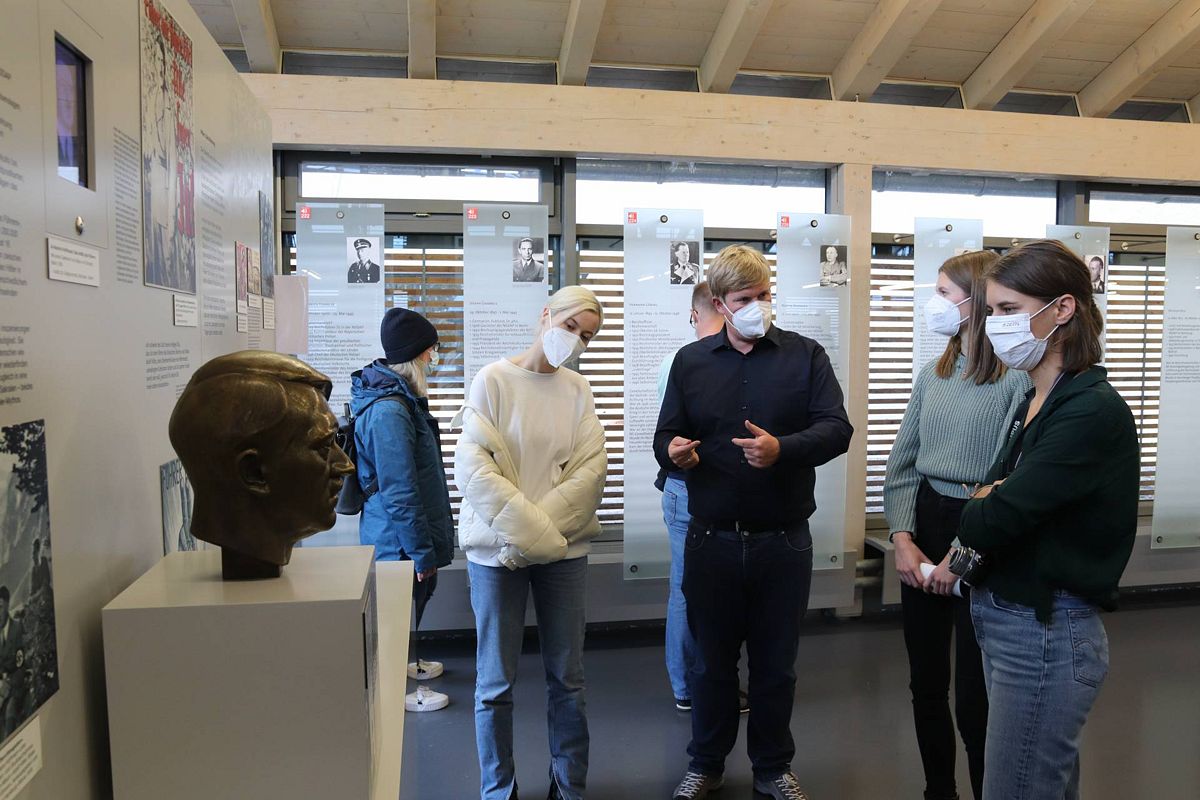 Dr. Mathias Irlinger mit Studentinnen in der derzeitigen Dauerausstellung