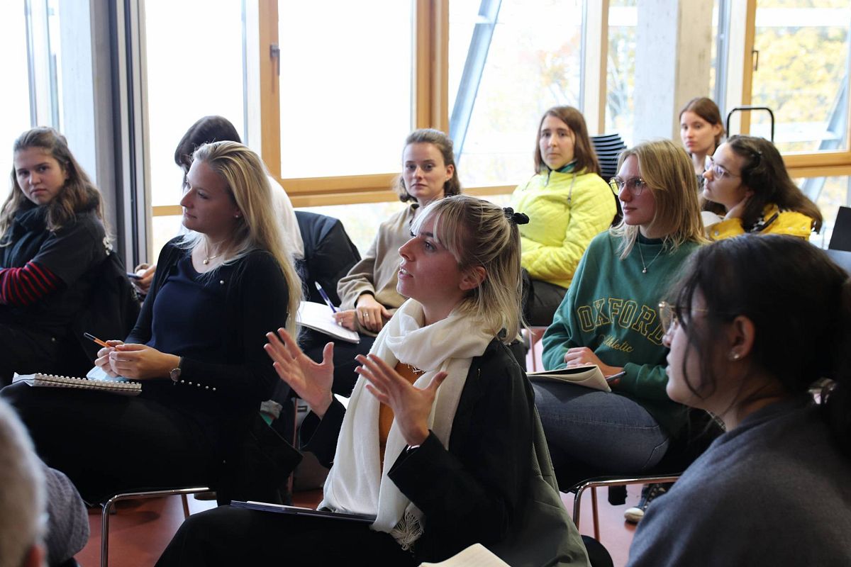 In Diskussionsrunden tauschten sich die Studierenden mit dem Team der Dokumentation Obersalzberg aus.