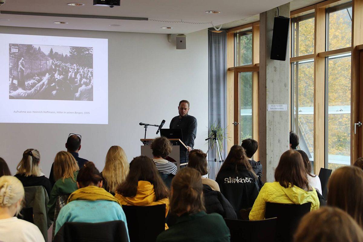 Sebastian Peters, wissenschaftlicher Mitarbeiter der Dokumentation Obersalzberg, bei einem Vortrag über die Bildwelten Obersalzberg