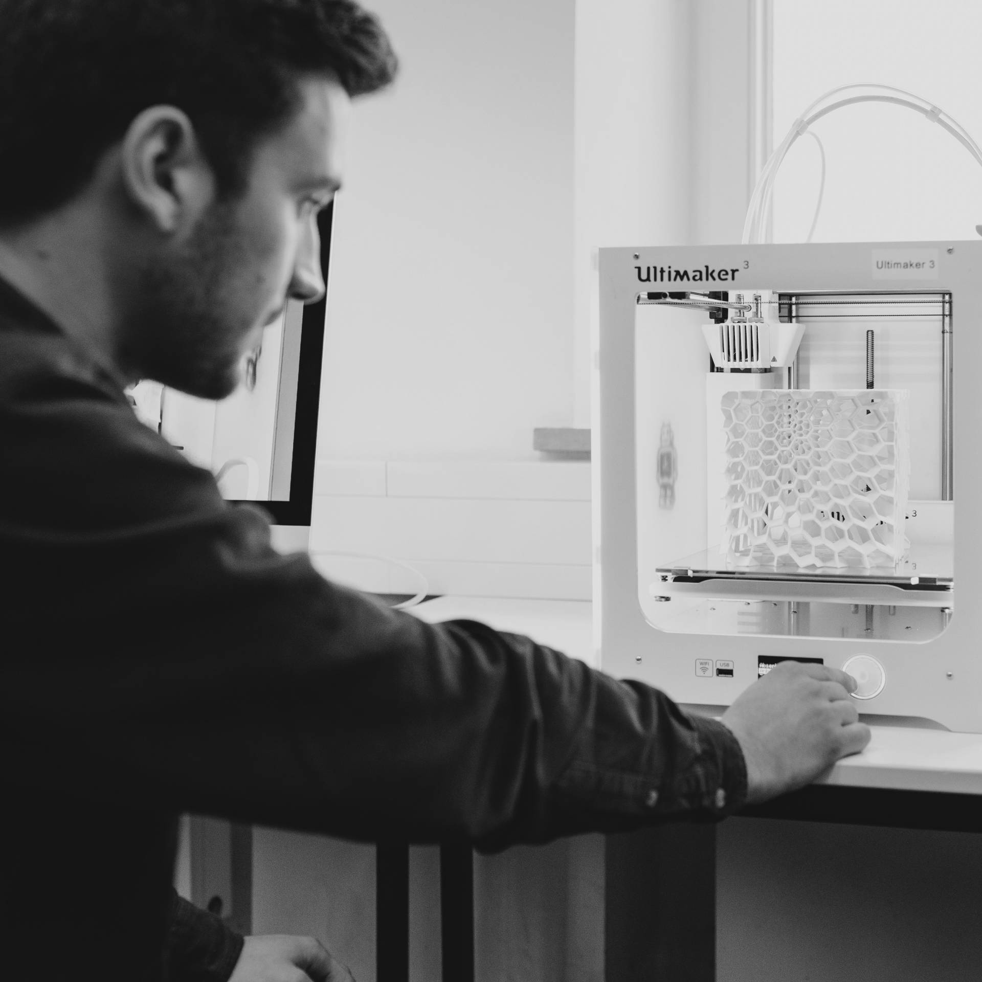 Studierende arbeiten mit 3-D Drucker