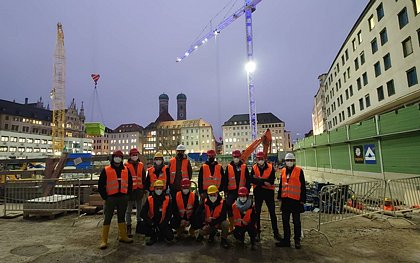 Gruppenfoto Studierende auf der Baustelle