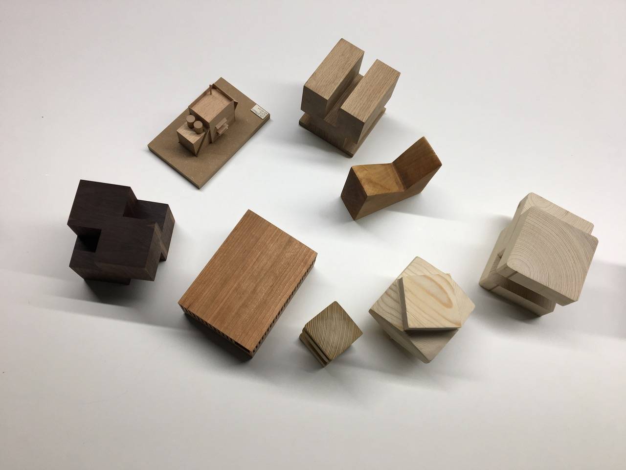 Kleine Kisten – Die Idee für große Architektur entsteht immer erst im Modell. Im Bild: Arbeiten aus dem ersten Semester Architektur. © Prof. Katinka Temme