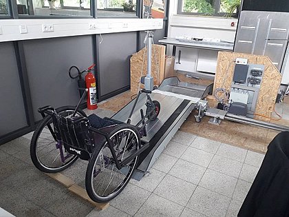 Im Roboterlabor der Hochschule Augsburg wurde der Prototyp immer und immer wieder getestet, bis der Einsatz mit einem Rollstuhl wie geplant funktioniert. © Dieter Ellinger