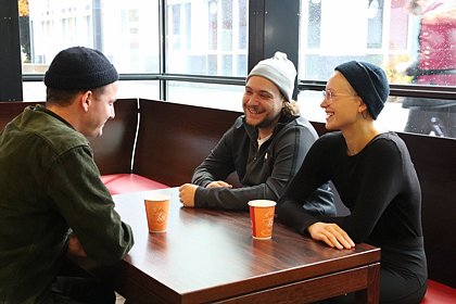 v.l.n.r.: Simon Engel, Kilian Briegel und Carolin Meyer im Gespräch in der Cafeteria