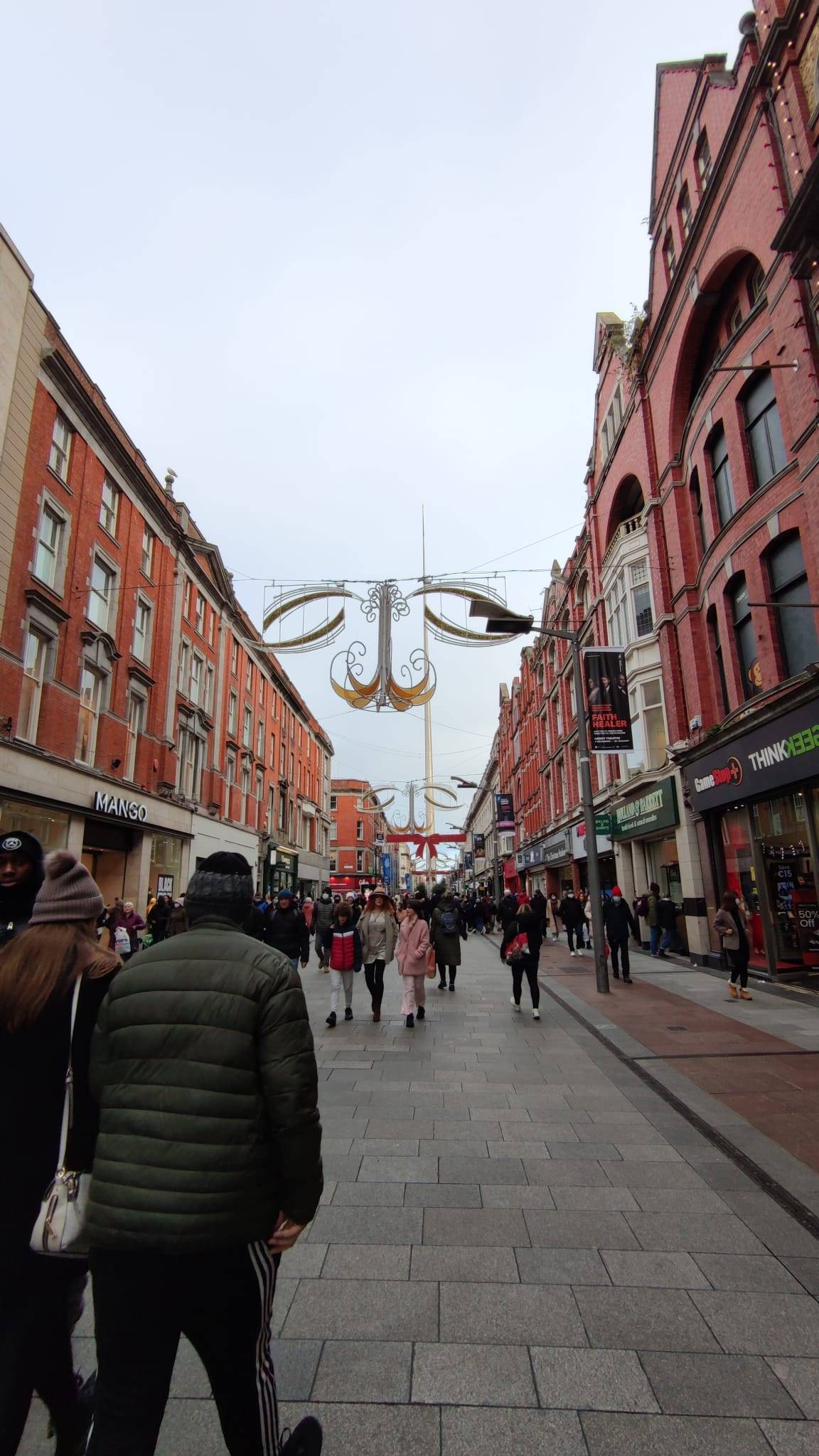 Shopping Mile in Dublin mit Aussicht auf The Dublin Spire