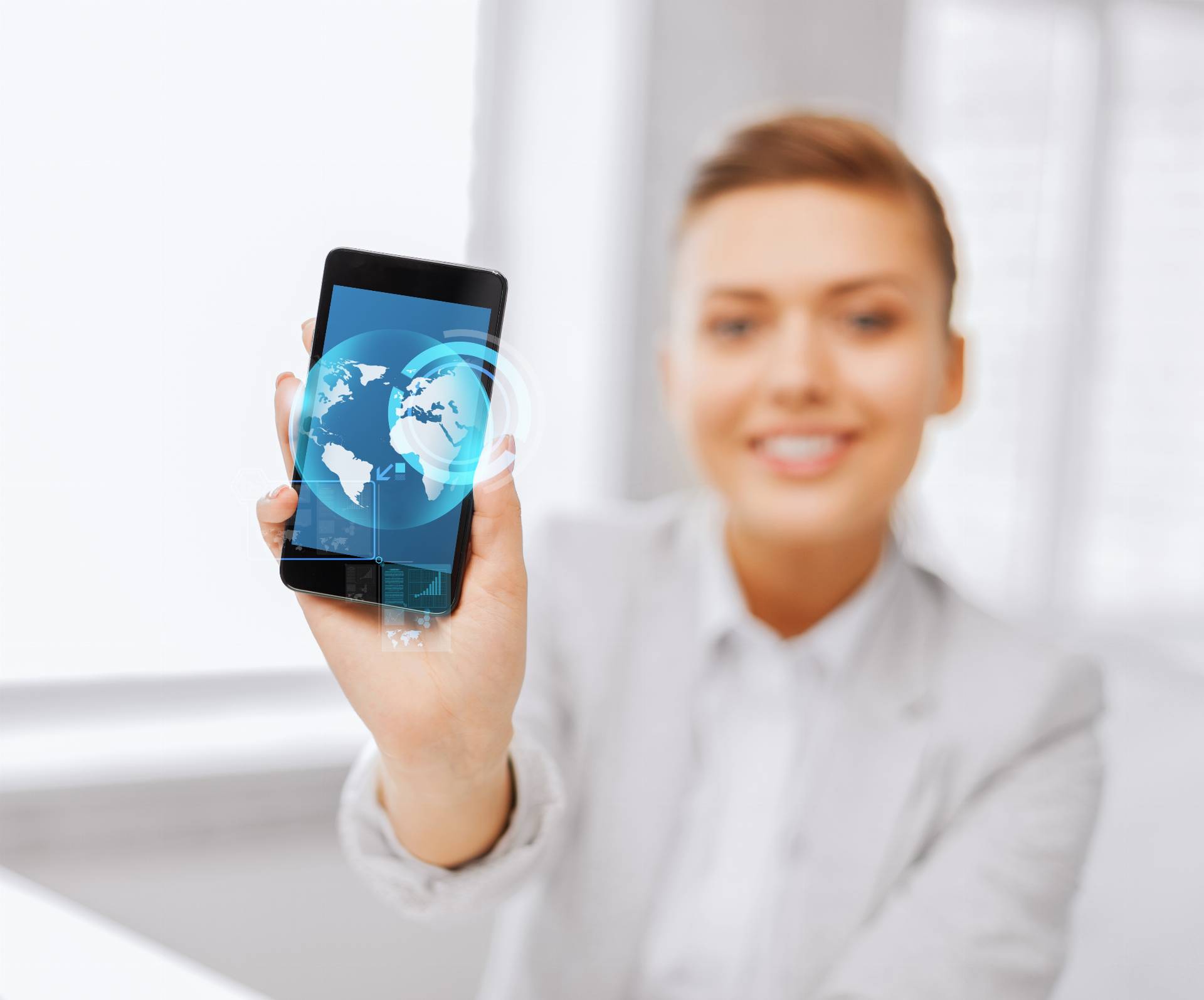 Frau streckt Handy mit Weltkugel auf dem Display entgegen