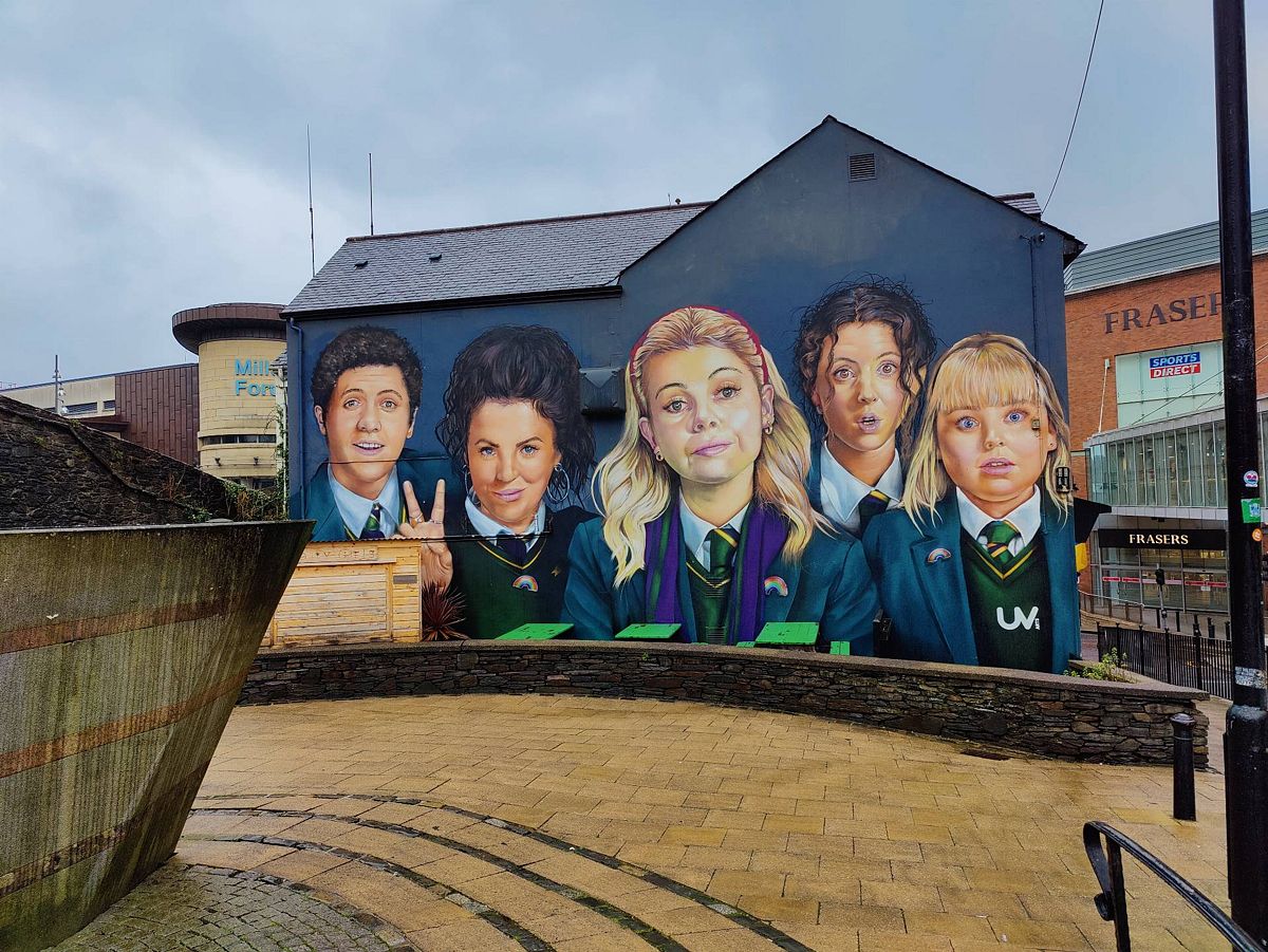 Mural der Derry Girls in Derry, Londonderry