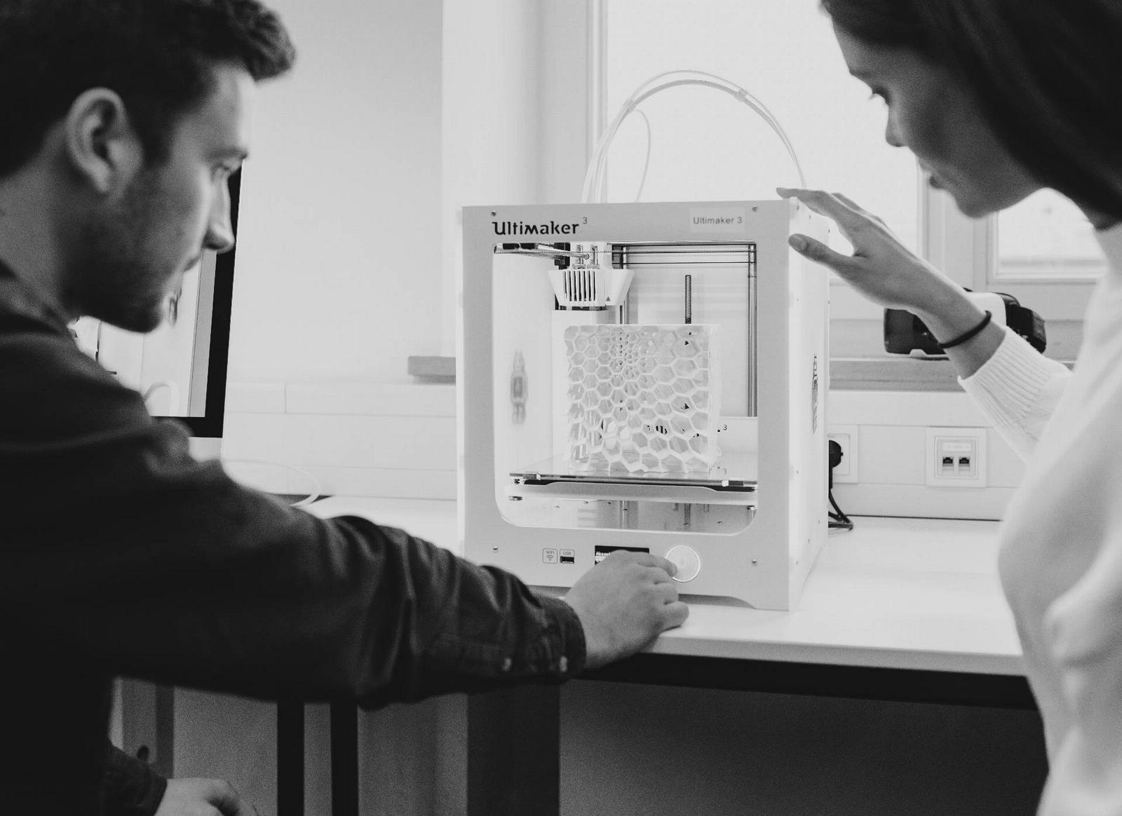 Studierende bedienen 3D-Drucker