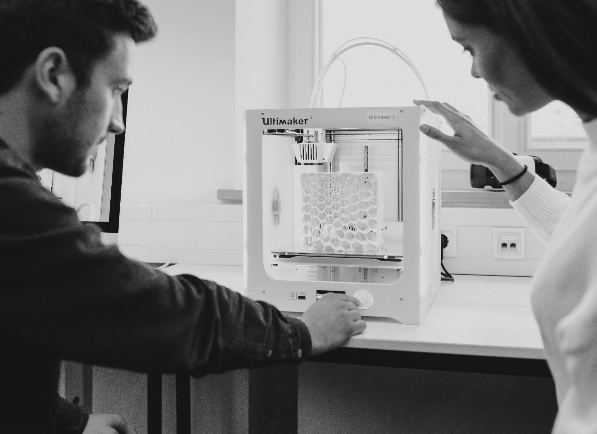 Studierende bedienen 3D-Drucker