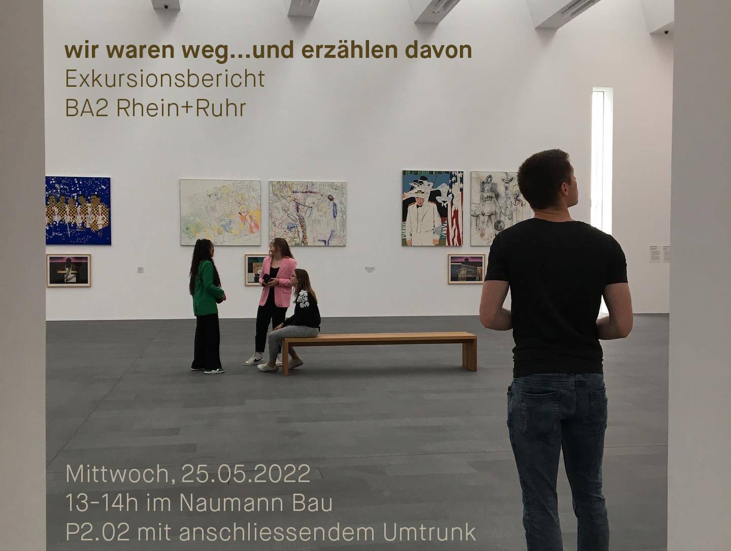 Personen in einer Ausstellungshalle mit Gemälden