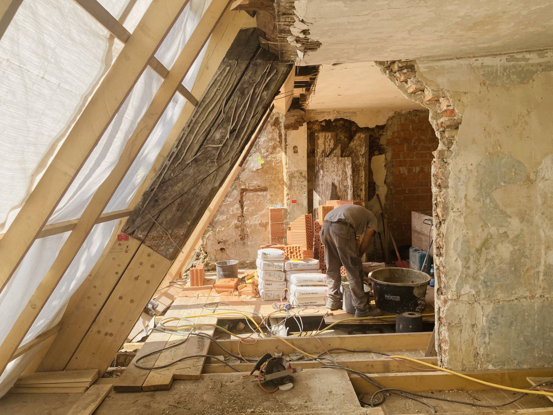 Vorbereitende Arbeiten an Dach-, Innenwand- und Bodenkonstruktionen
