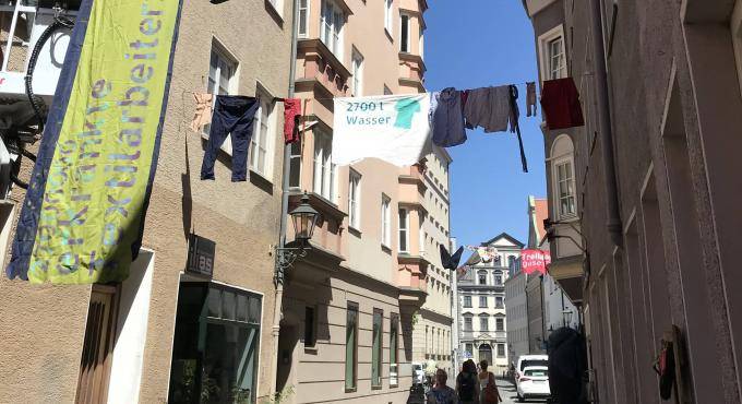 In der Augsburger Innenstadt wurde eine Fast-Fashion-Welle mit dem Titel „Hängengelassen – die Altkleiderwelle” installiert. Bilder: Carolin Loser/Stadt Augsburg