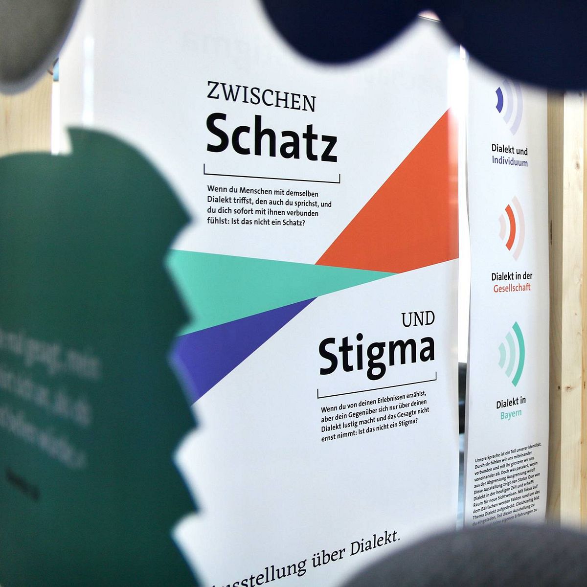 Zu sehen ist die Ausstellung „Zwischen Schatz und Stigma“ vom 07.-23.11.2022 im HSA_transmitter.