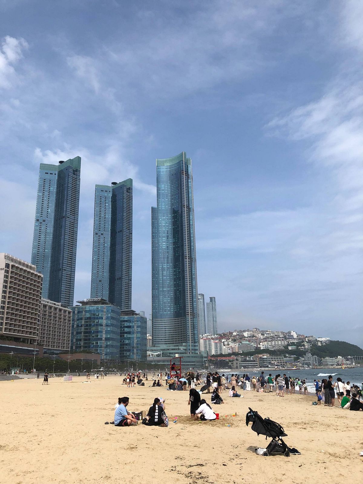Am Haeundae Beach in Busan treffen Wolkenkratzer und Strand aufeinander. 