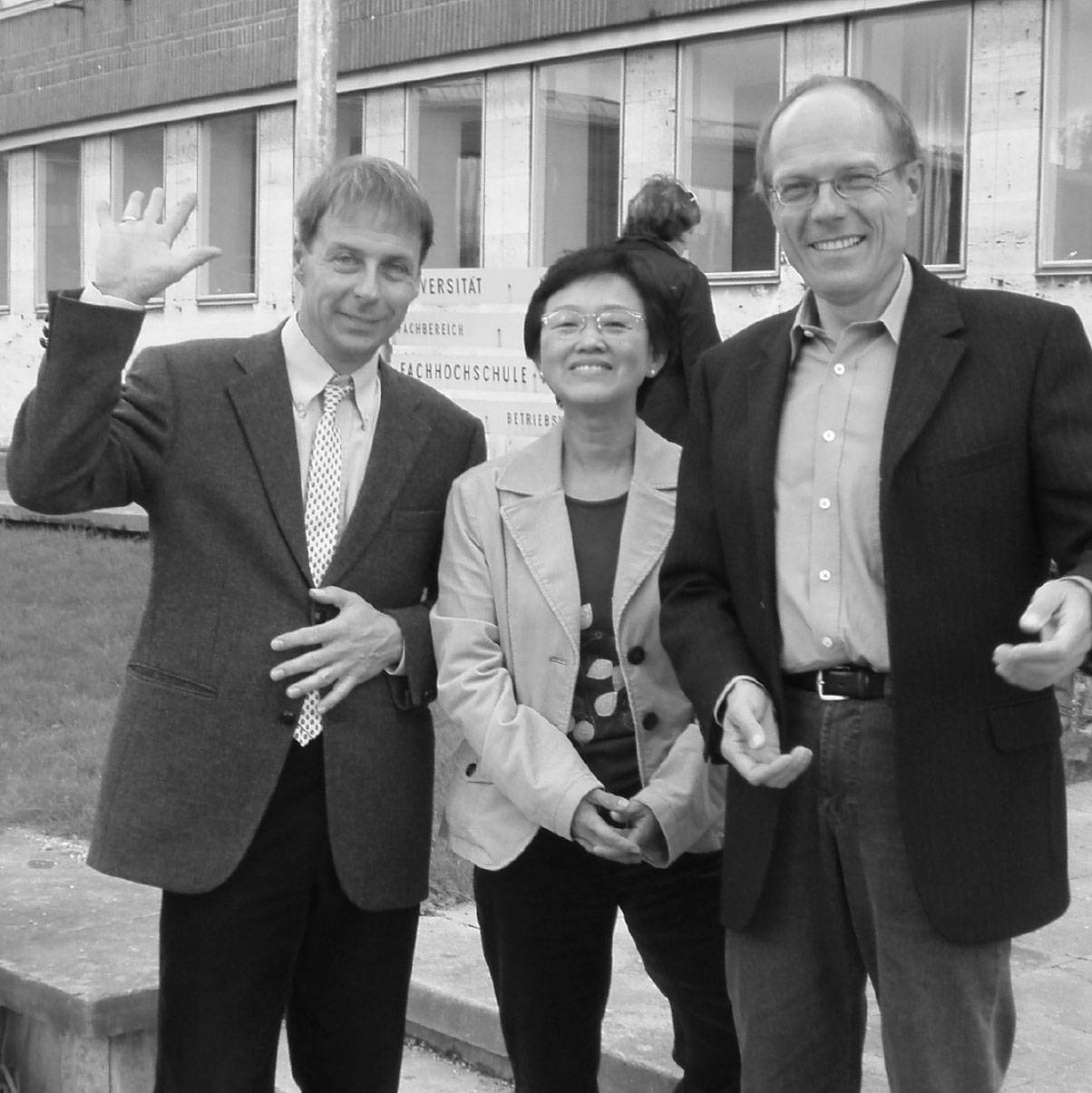 Die alten International Coordinators Prof. Dr. Wolfram Schönfelder, Diana Wong, Prof. Dr. Anton Frantzke, v.l.n.r