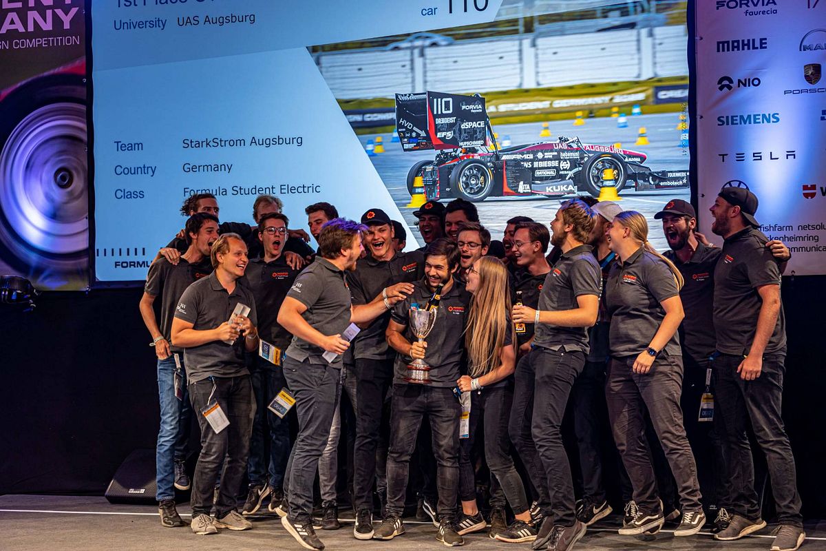Jubelndes Starkstrom-Team bei der Siegerehrung der Formula Student Germany 