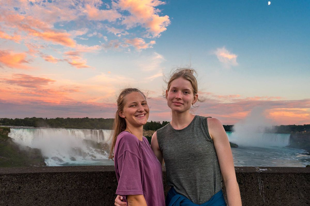 Lena Graml und ihre Freundin bei den Niagarafällen
