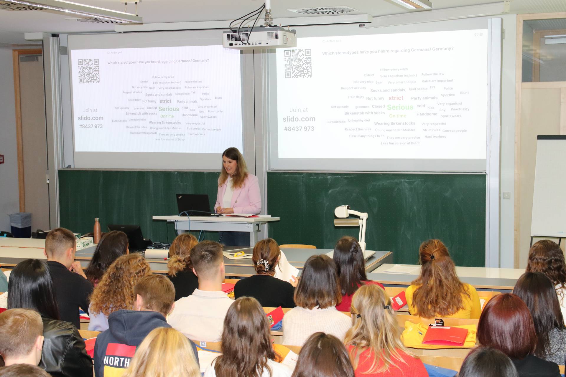 Katharina Leuthmetzer begrüßt die internationalen Studierenden