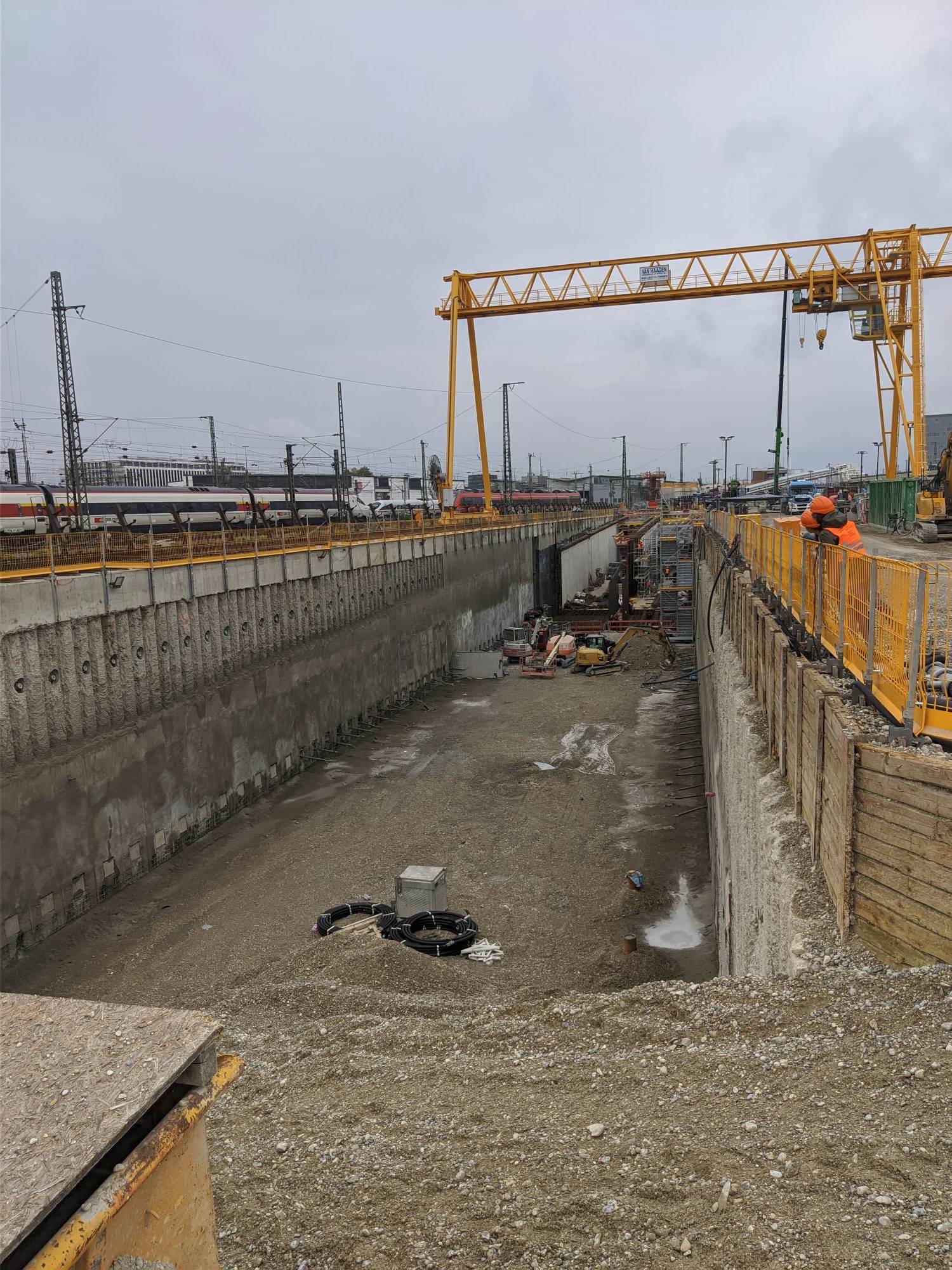 Blick in die Baugrube in offener Tunnelbauweise an der Donnersberger Brücke