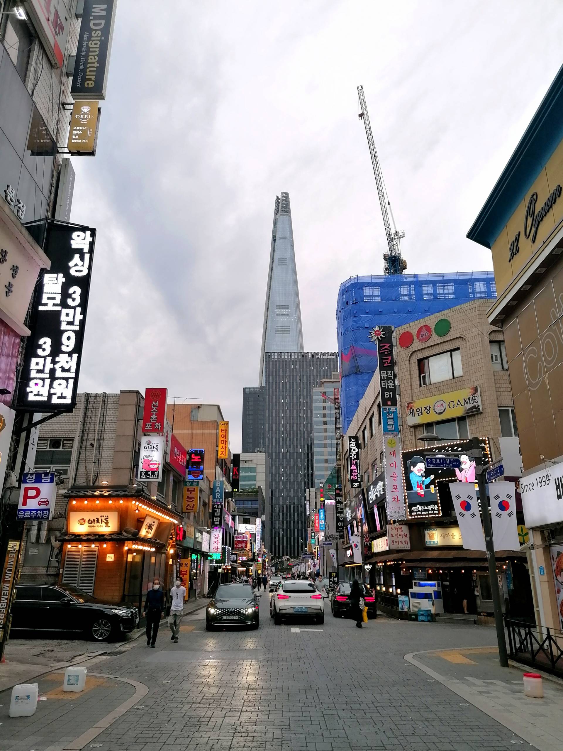 Straßen in der Nähe des Olympischen Parks Seoul mit Lotte Tower im Hintergrund