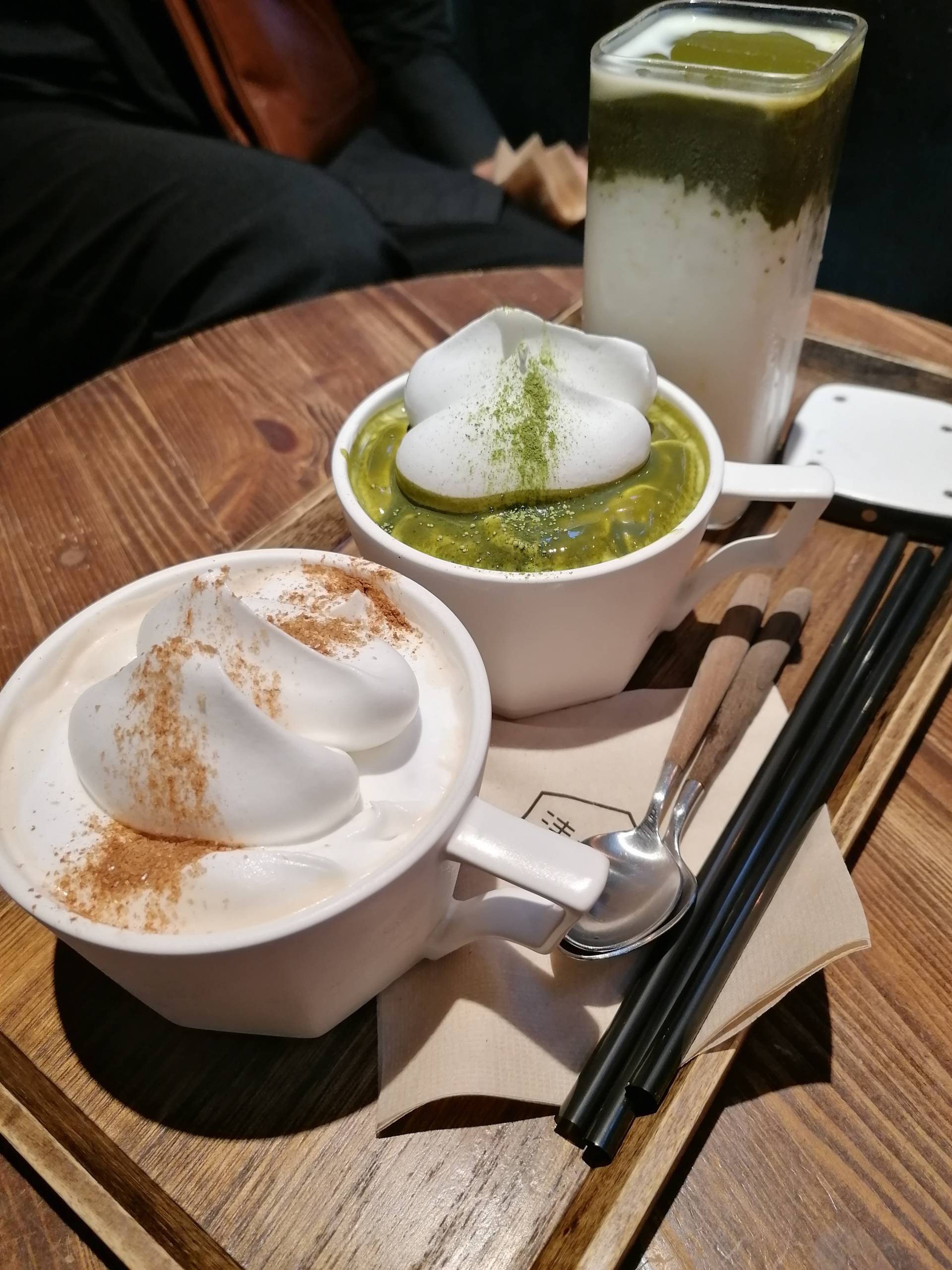 Zwei Tassen mit Heißgetränken in einem Café in Seoul