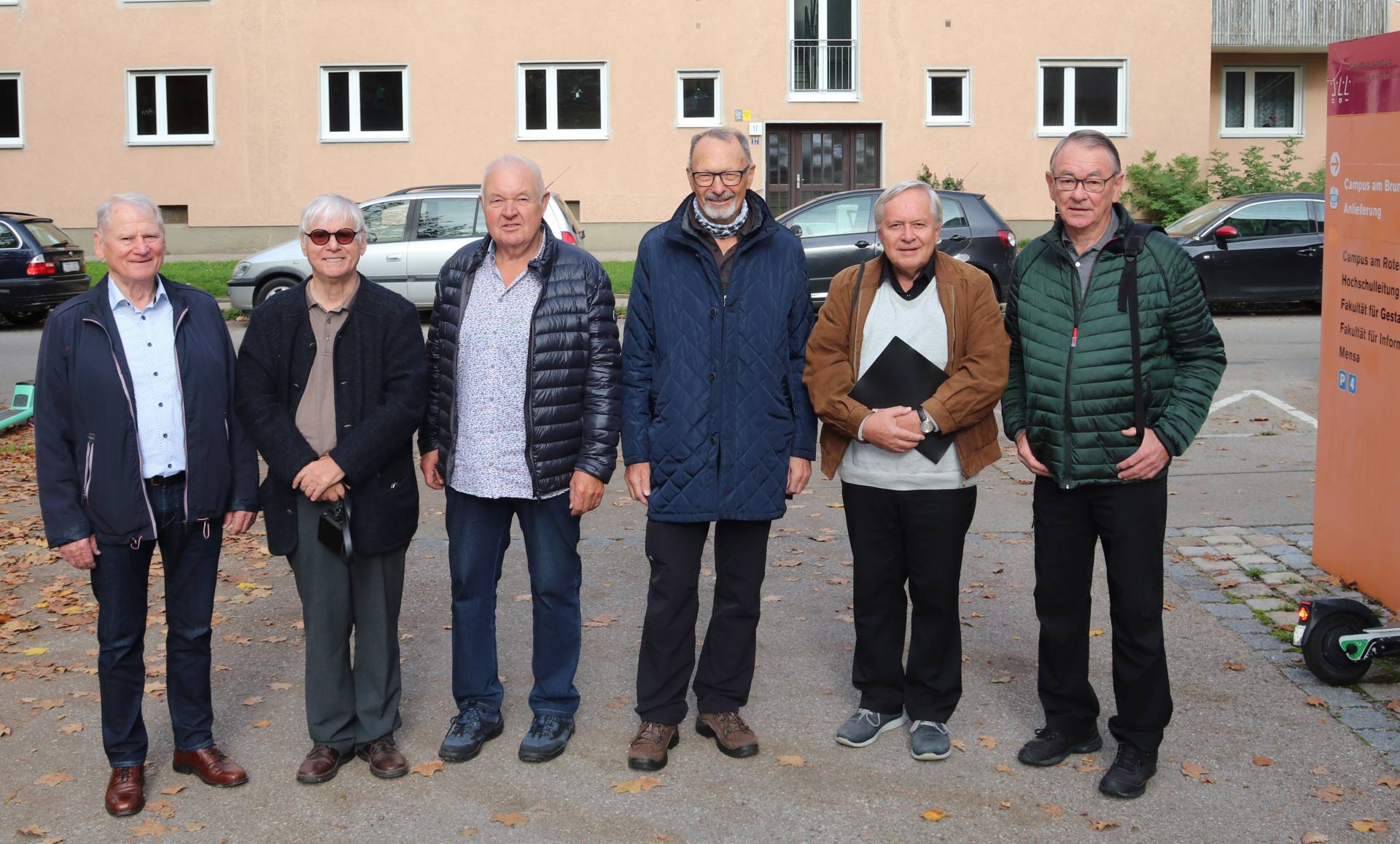Gleicher Ort für das Gruppenfoto wie vor 51 Jahren: Die Absolventen des Rudolf-Diesel-Polytechnikums in der Fachrichtung Ingenieurbau.  