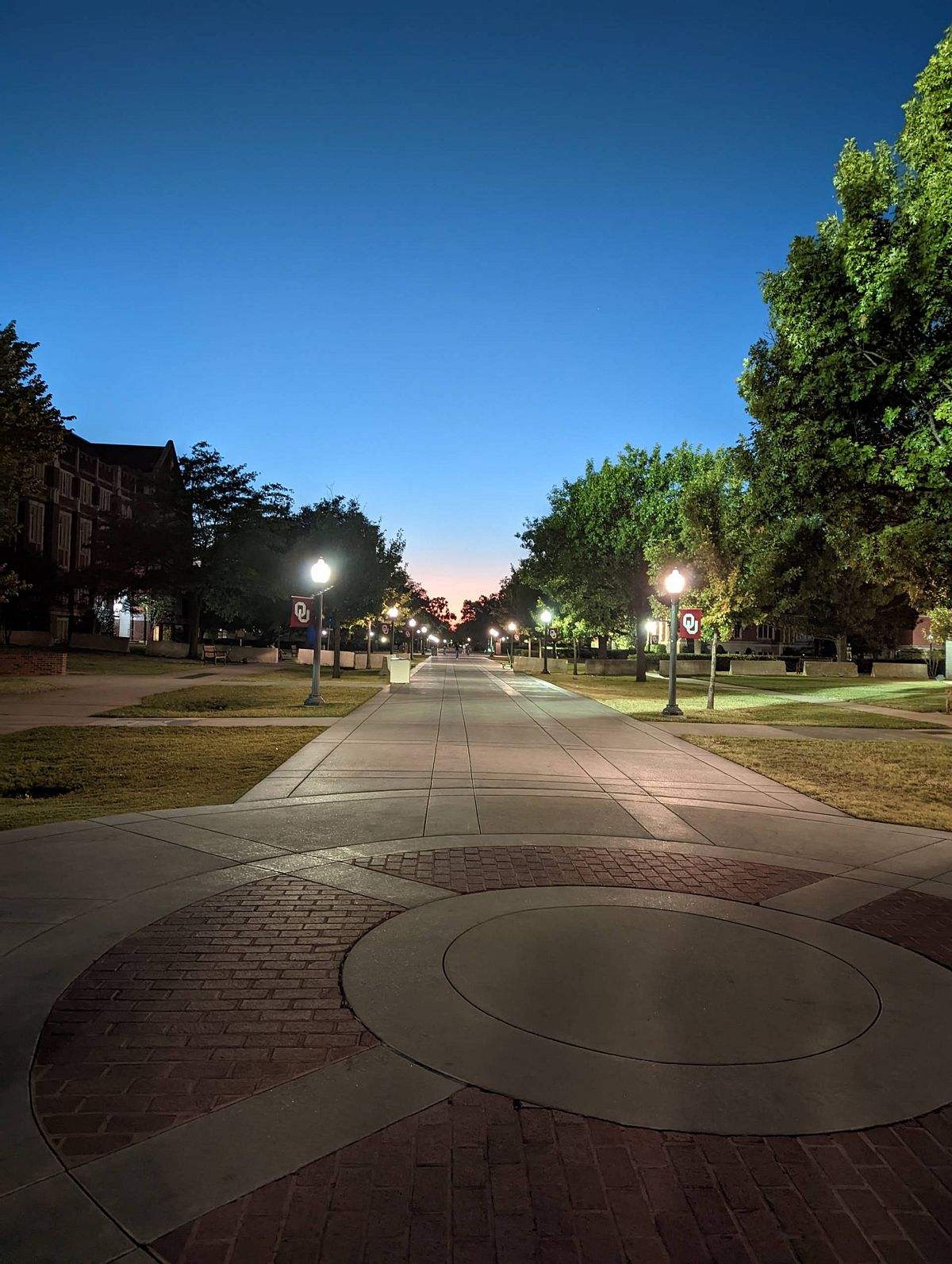 Campus der University of Oklahoma in der Abenddämmerung