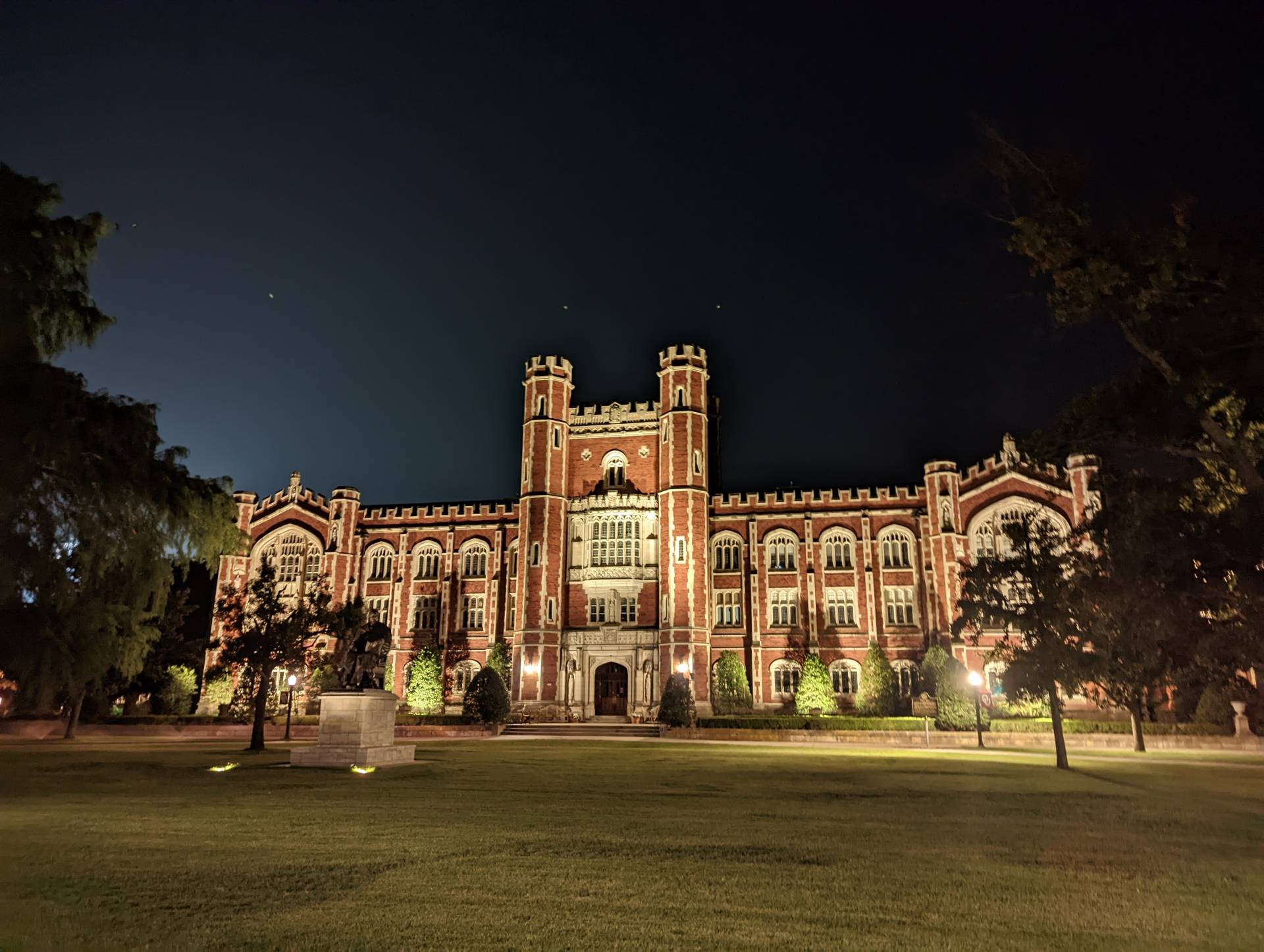 Campus der University of Oklahoma bei Nacht
