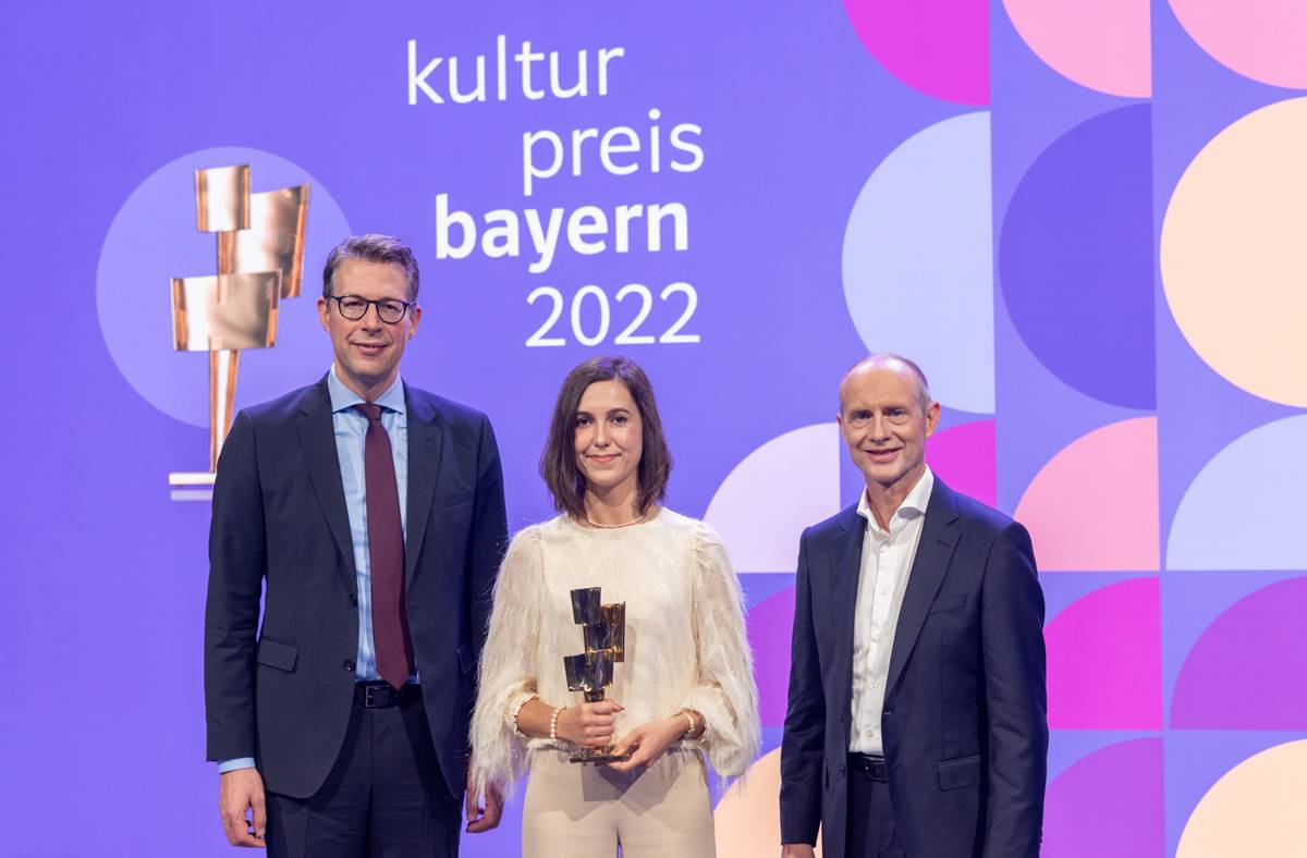 Marlene Hilbig erhielt den Kulturpreis Bayern 2022 in der Kategorie Wissenschaft aus den Händen von Staatsminister Markus Blume (links) und Bayernwerk-Chef Dr. Egon Leo Westphal (rechts).