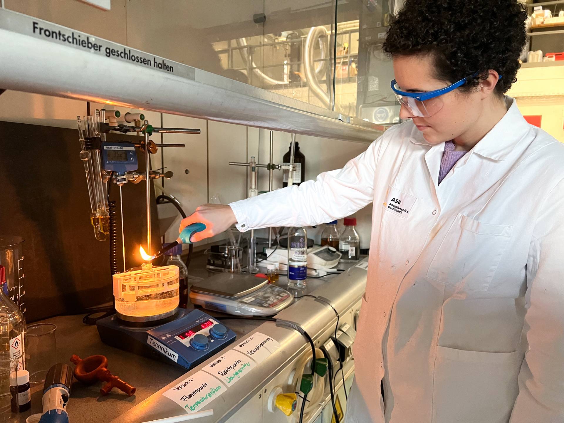 Studentin untersucht Ethanol Verbrennungseigenschaften bei ASG