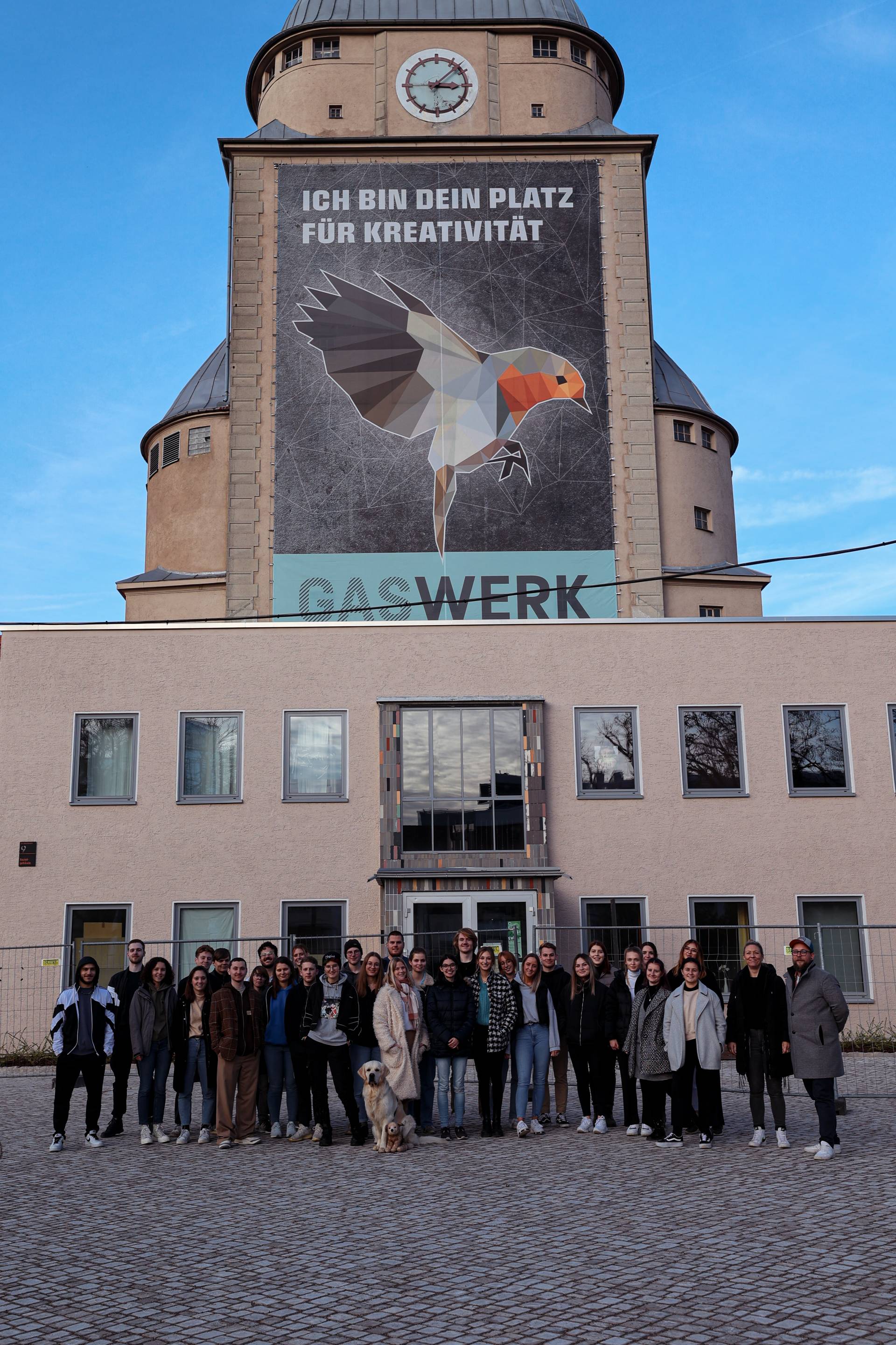 Gruppenfoto auf dem Gaswerkgelände (mit Oskar)
