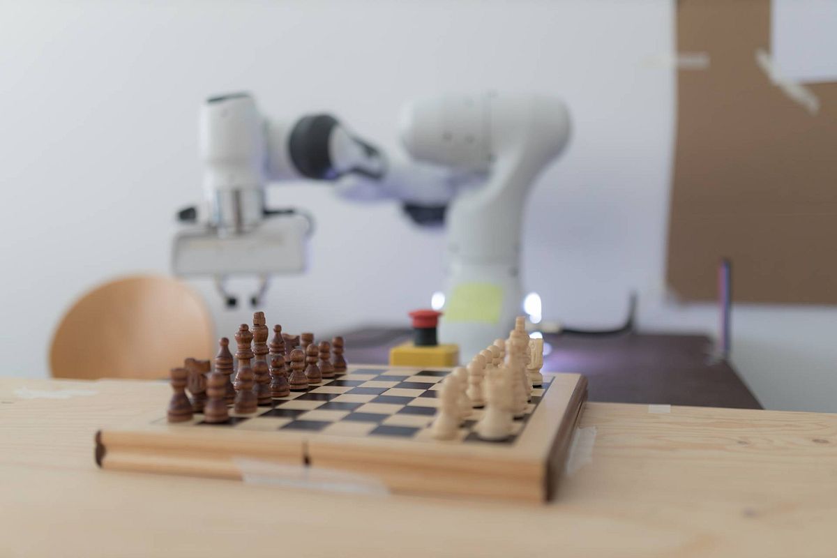 Roboter mit Schachspiel im Experimental Lab.