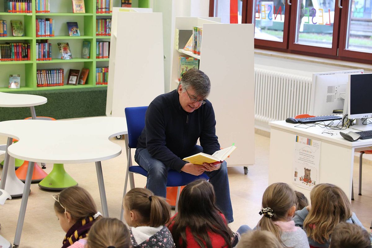 Prof. Michael Feucht liest Grundschüler:innen vor