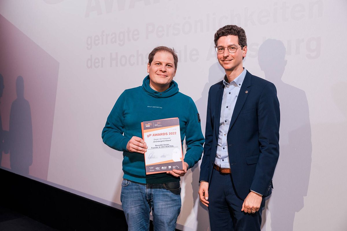 Benedikt Sauter (links), Gründer der Firma Xentral ERP Software GmbH, erhielt den Gründergeist Award des HSA_funkenwerk, überreicht durch Prof. Dr. Stephan Zimmermann. 
