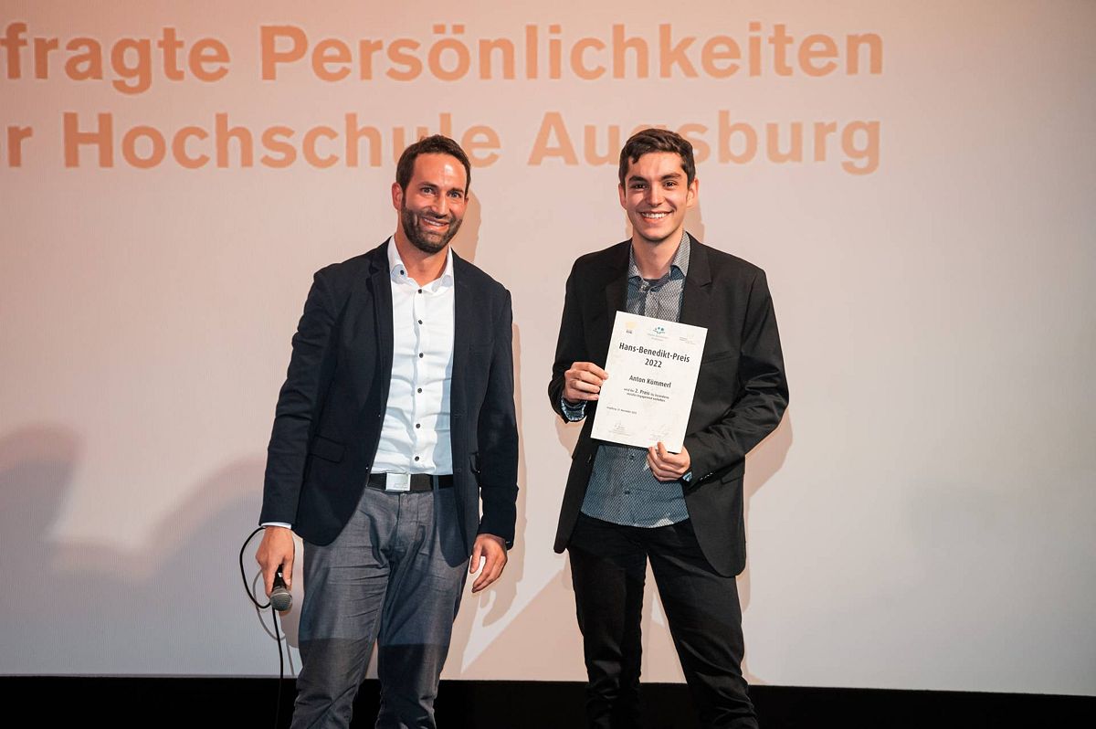 Michael Rösch (links) überreichte den zweiten Hans-Benedikt-Preis an Anton Kümmerl aus dem Bachelorstudiengang Bauingenieurwesen an der Hochschule Augsburg. 