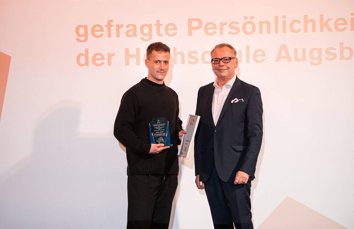 Jannik Gebert (links), Absolvent im Bachelor- und Masterstudiengang Architektur, wurde von Michael Bernicker mit dem Preis des Bundes der Architekten und Ingenieure (BAI) ausgezeichnet.