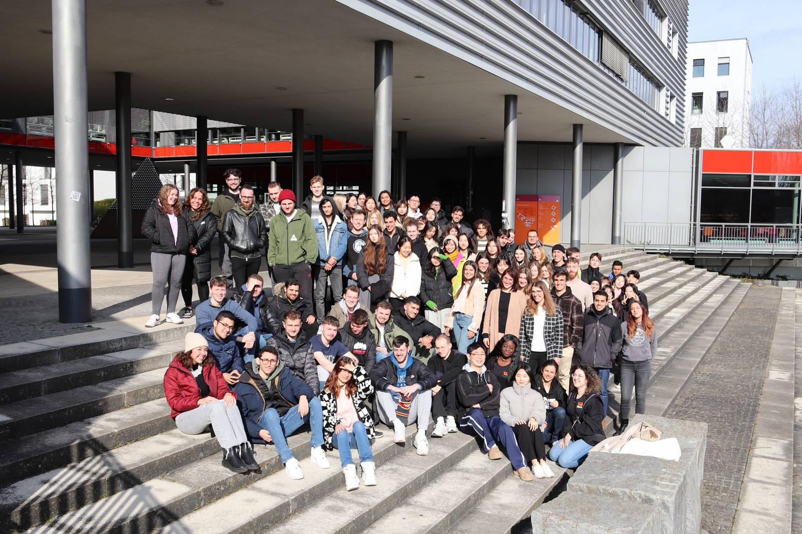 Gruppenbild mit rund 90 internationalen Studierenden am Lochbach auf dem Hochschulcampus