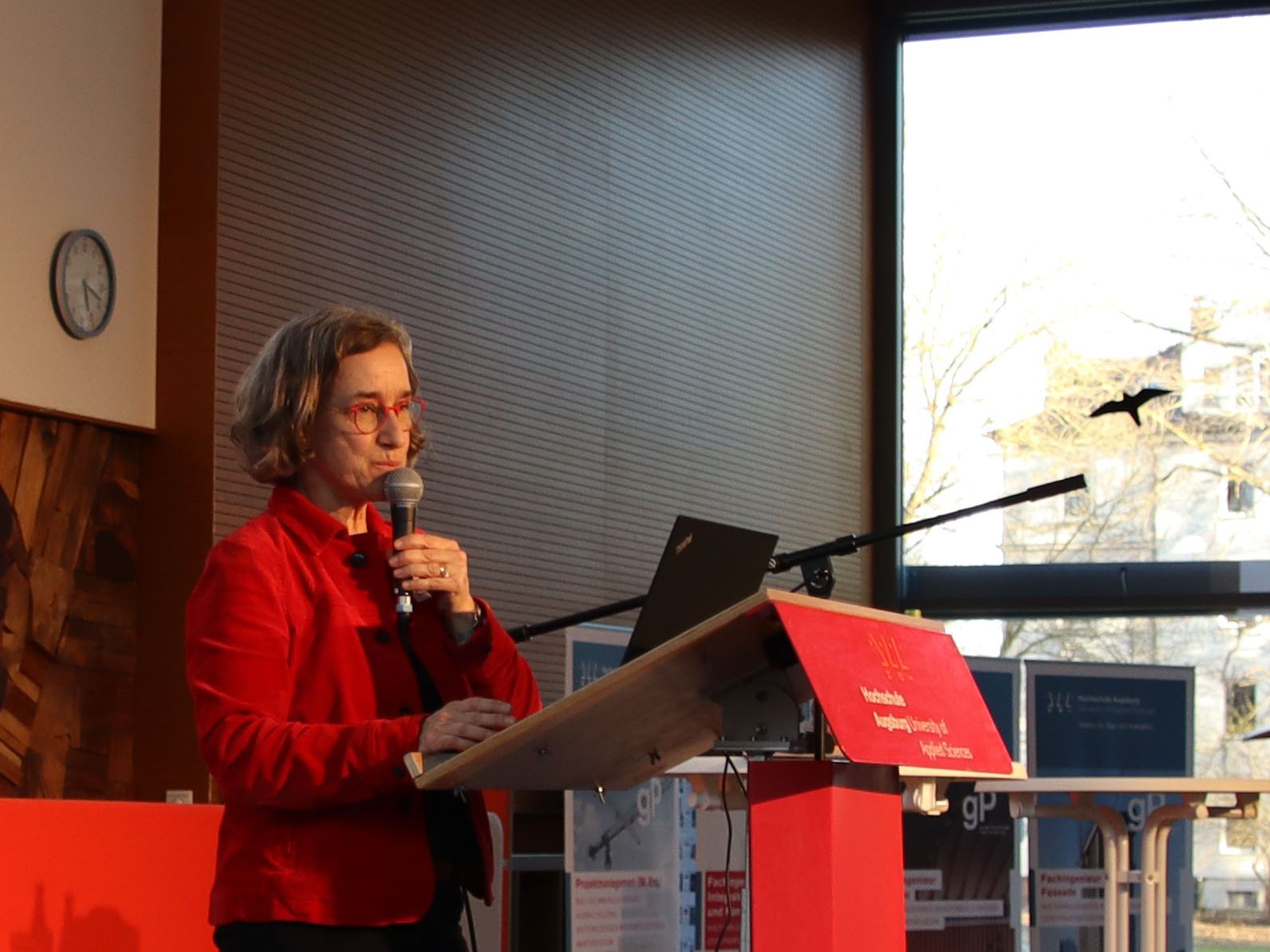 Frau Prof. Dr. Elisabeth Krön (Hochschule Augsburg) eröffnete die Tagung und merkte dabei an, dass Nachhaltigkeit Veränderung „Change“ bedeute. 