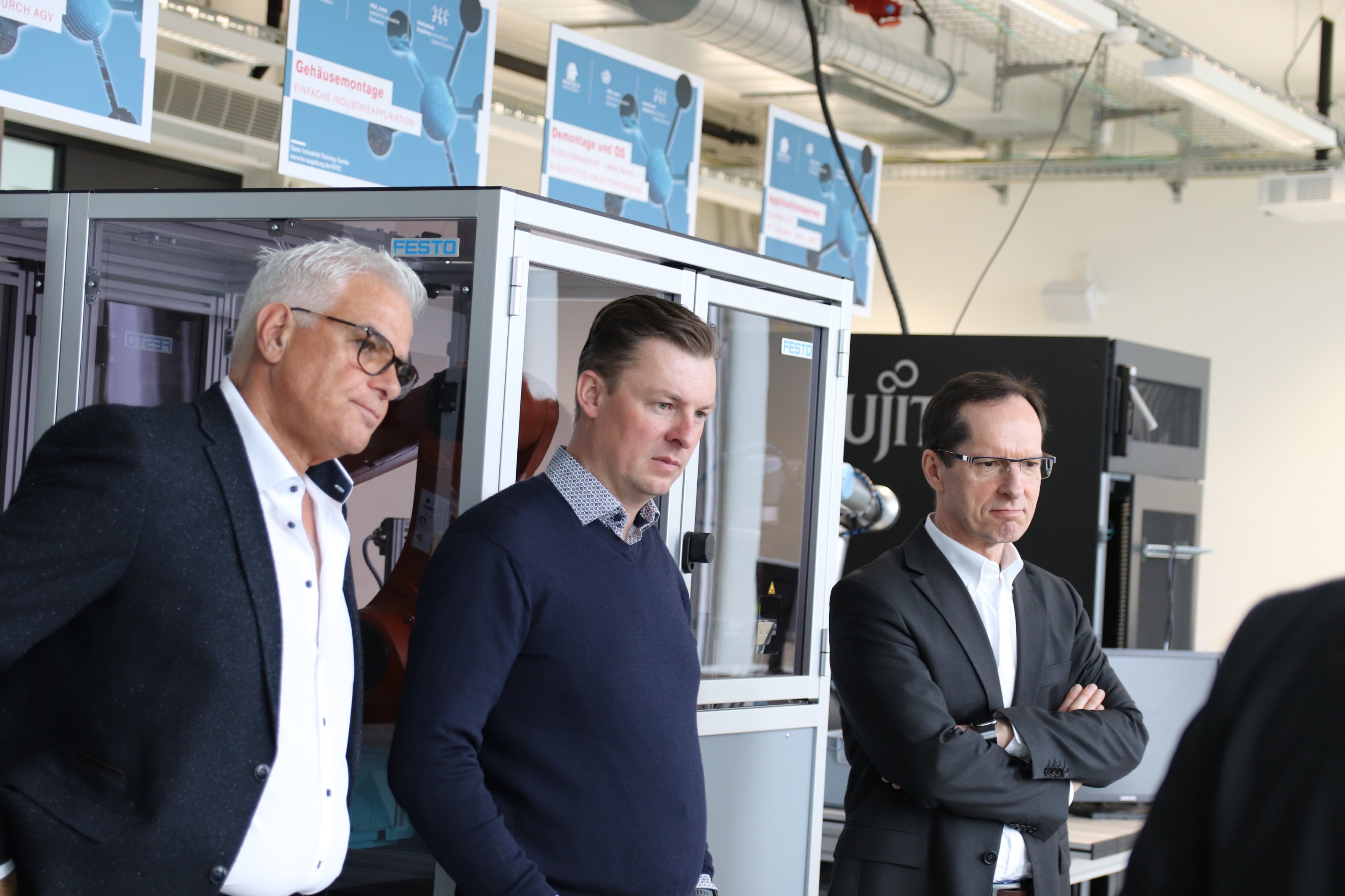 Vertreter von Siemens bei der Besichtigung des Labors Industrielle Sicherheit